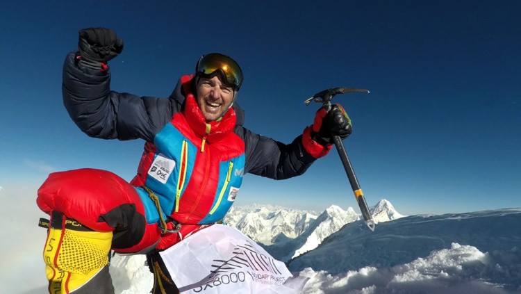 L'alpinista Sergi Mingote exultant fent el cim en un dels 8.000, en una imatge d'arxiu. Agència Catalana de Notícies