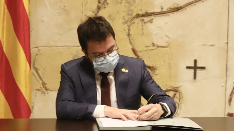 El vicepresident del Govern amb funcions de president, Pere Aragonès, signant el decret que deixa sense efecte la convocatòria d'eleccions del 14 de febrer. Agència Catalana de Notícies