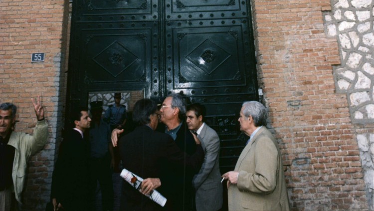 Abraçada entre els condemnats pel GAL i l'expresident espanyol Felipe González a la porta de la presó