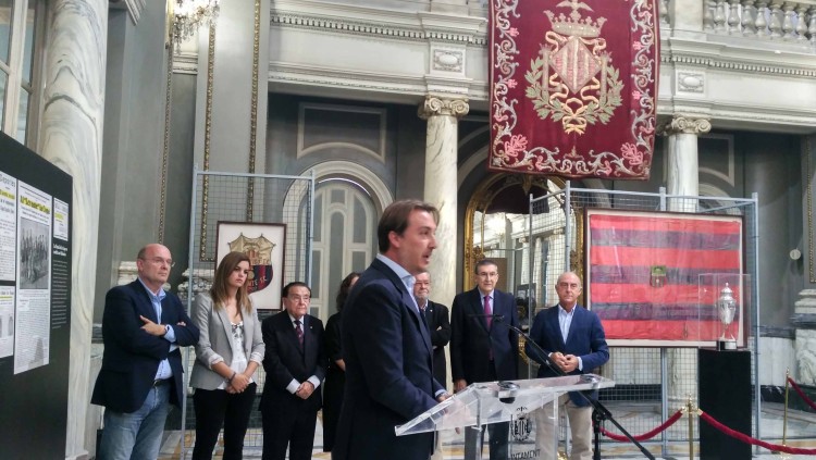 El president del Llevant UE, Quico Catalán, al Saló de Cristall de l'Ajuntament de València amb la Copa de l'Espanya Lliure.