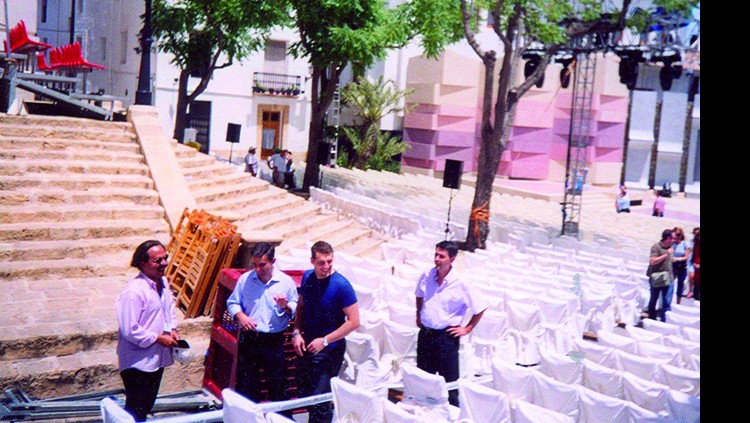 Álvaro Pérez, Bernabé Cano i el cantant Manu Tenorio –amb samarreta blau marí–, durant la preparació dels premis a la Llibertat Luis del Olmo, l’any 2002. Fou la primera actuació Gürtel al País Valencià.. Arxiu EL TEMPS